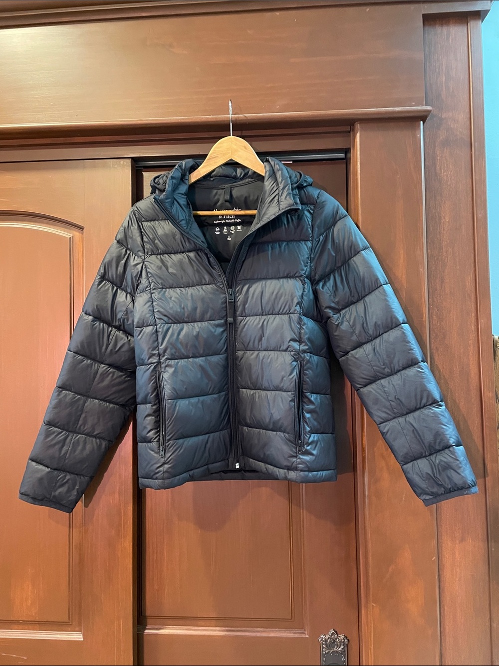 Abercrombie & Fitch Lightweight Packable Puffer Jacket - Black, small. Excellent
